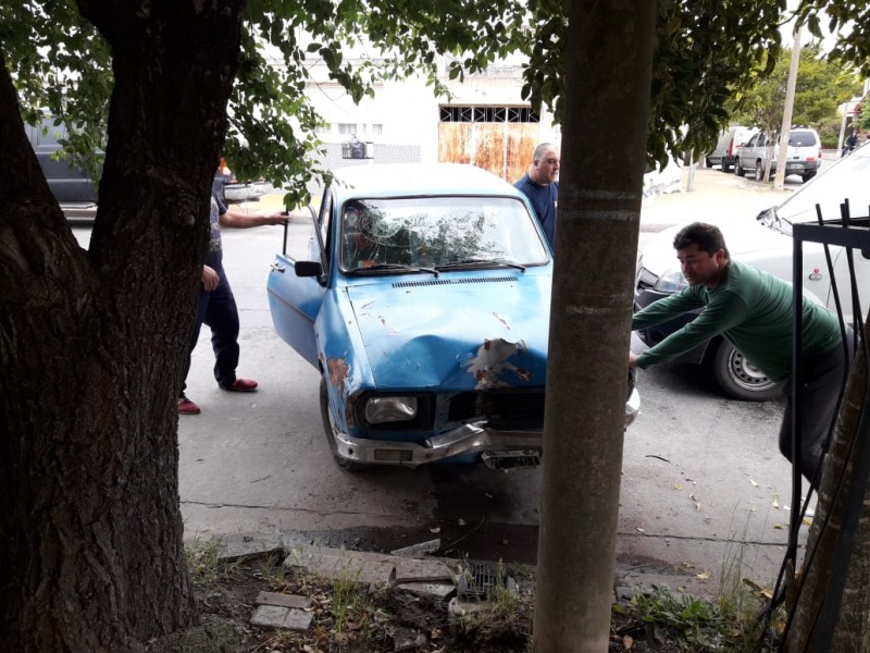 Fuerte choque entre dos autos: uno termin contra un poste